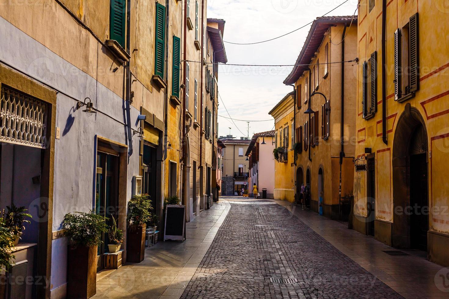 calle estrecha en italia sin gente foto