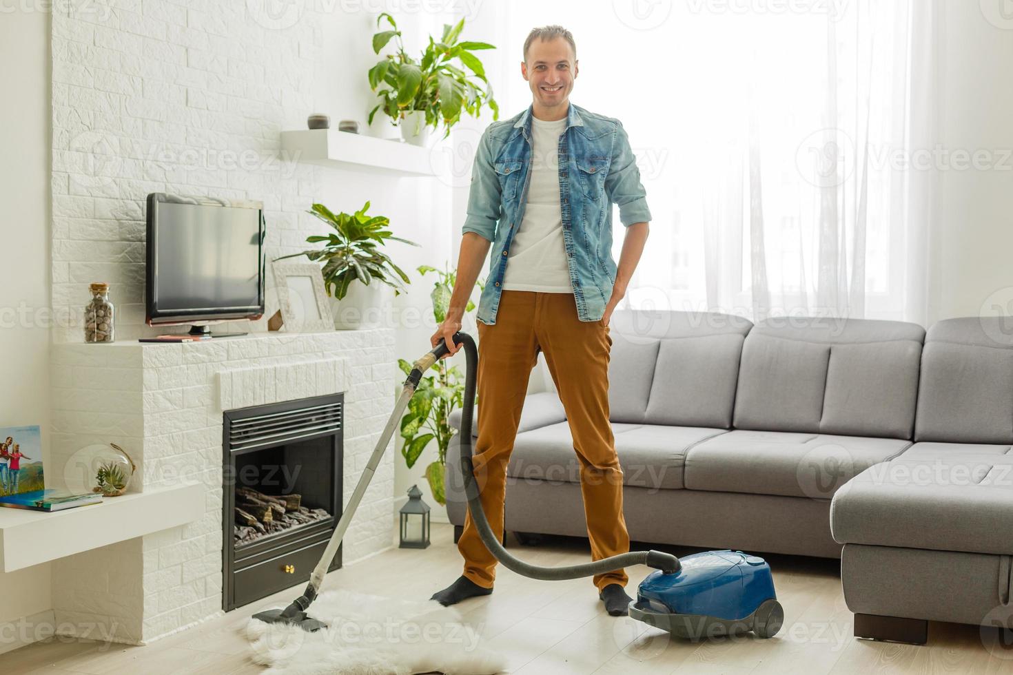 hombre marido limpiando la casa ayudando a la esposa foto