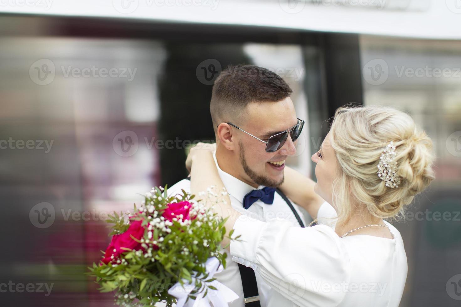 pareja enamorada hombre y mujer, novia y novio abrazan de cerca. foto