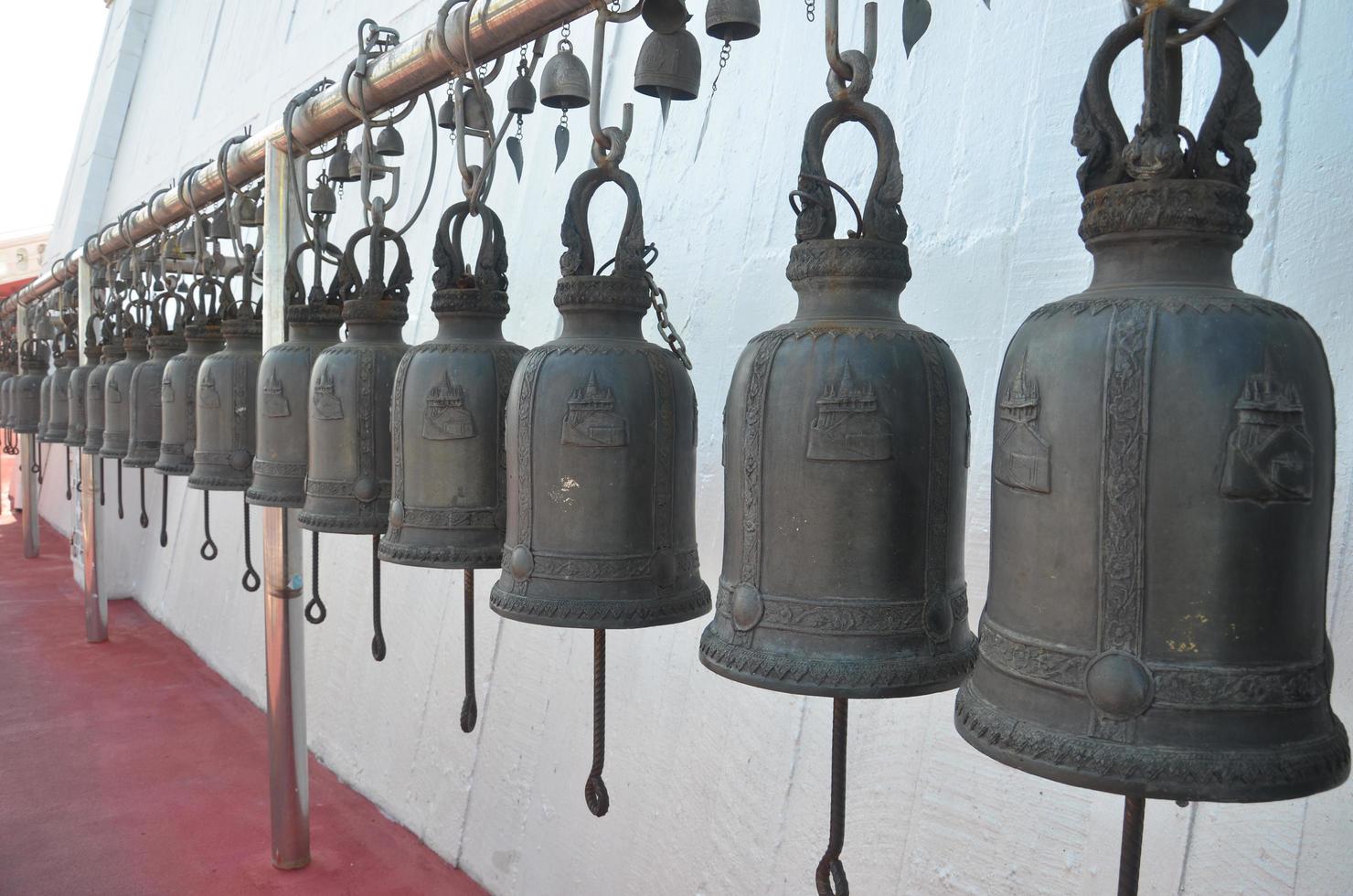 campanas en el templo del monte dorado. importantes atracciones turísticas en tailandia son populares entre los extranjeros. foto