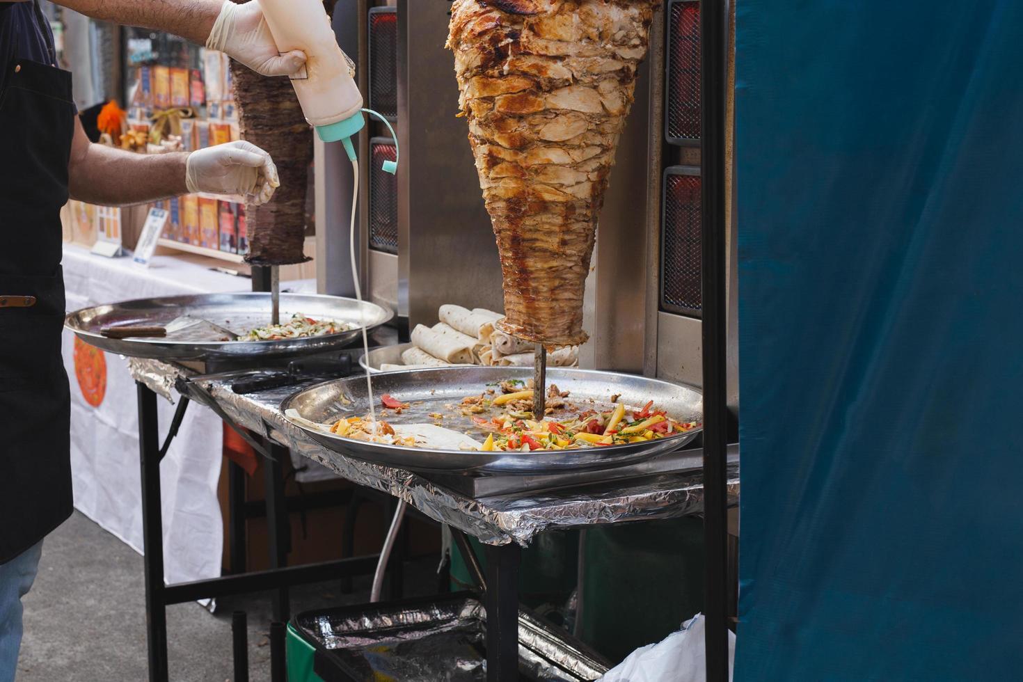 comida tradicional turca doner kebab en un vendedor ambulante. foto
