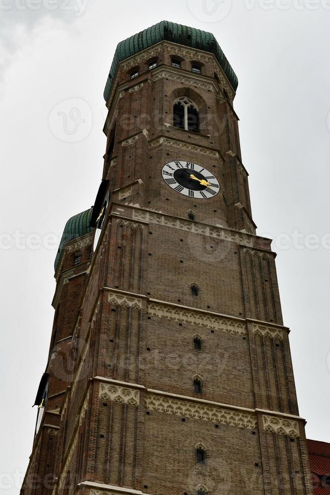 torre de la iglesia de nuestra señora en munich baviera, alemania foto