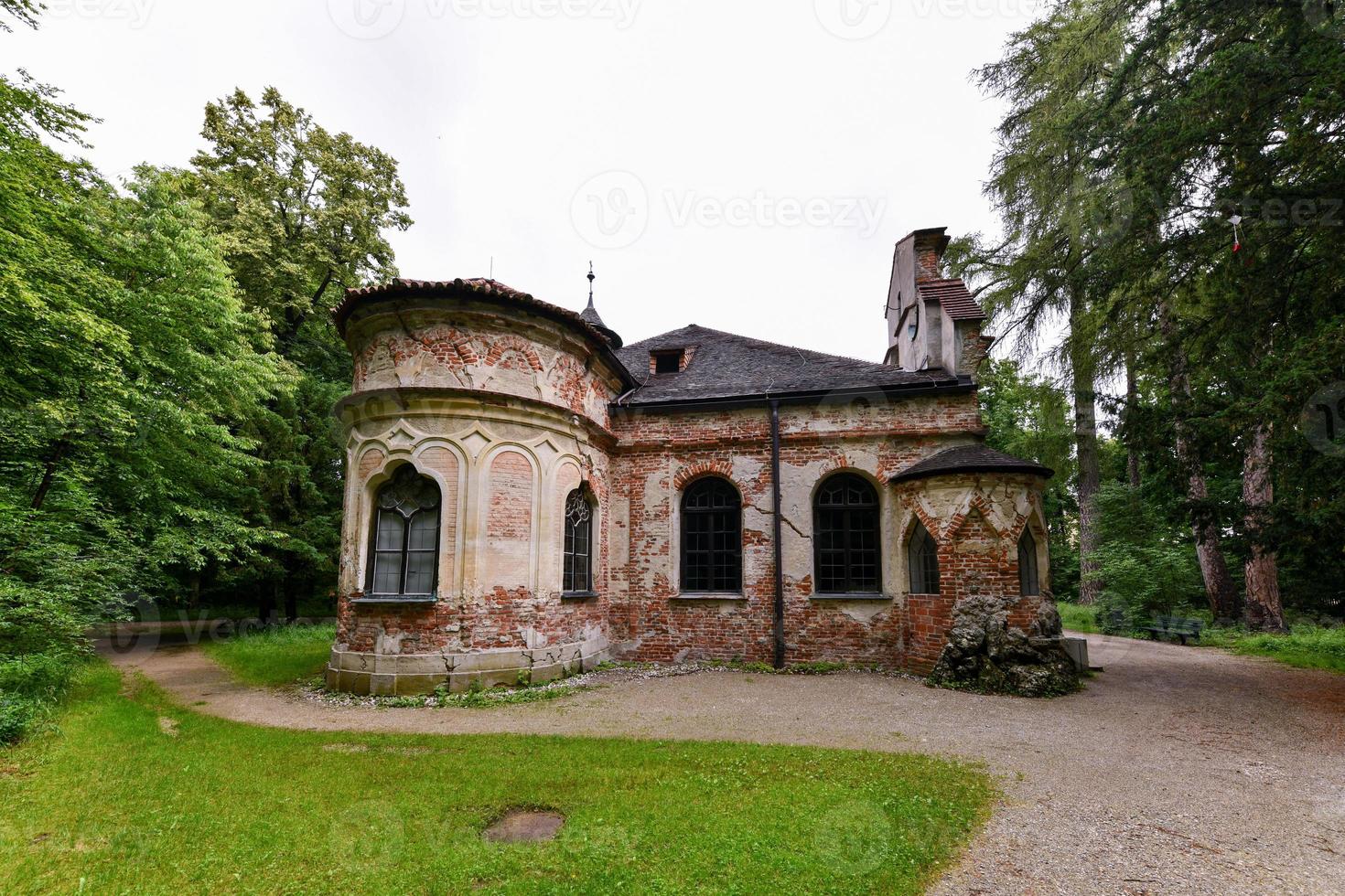 munich, alemania - 7 de julio de 2021 - magdalenenklause una ermita construida como ruina en el parque del palacio de nymphenburg en munich en alemania foto