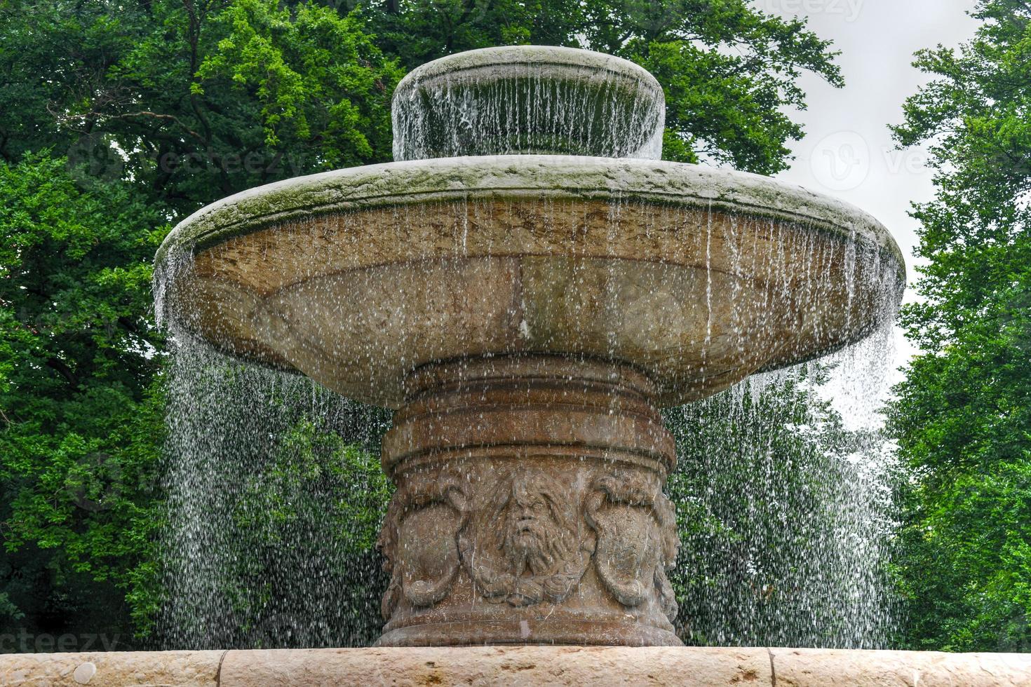 la famosa fuente wittelsbach construida en 1895, lenbachplatz, munich, alta baviera, alemania. foto