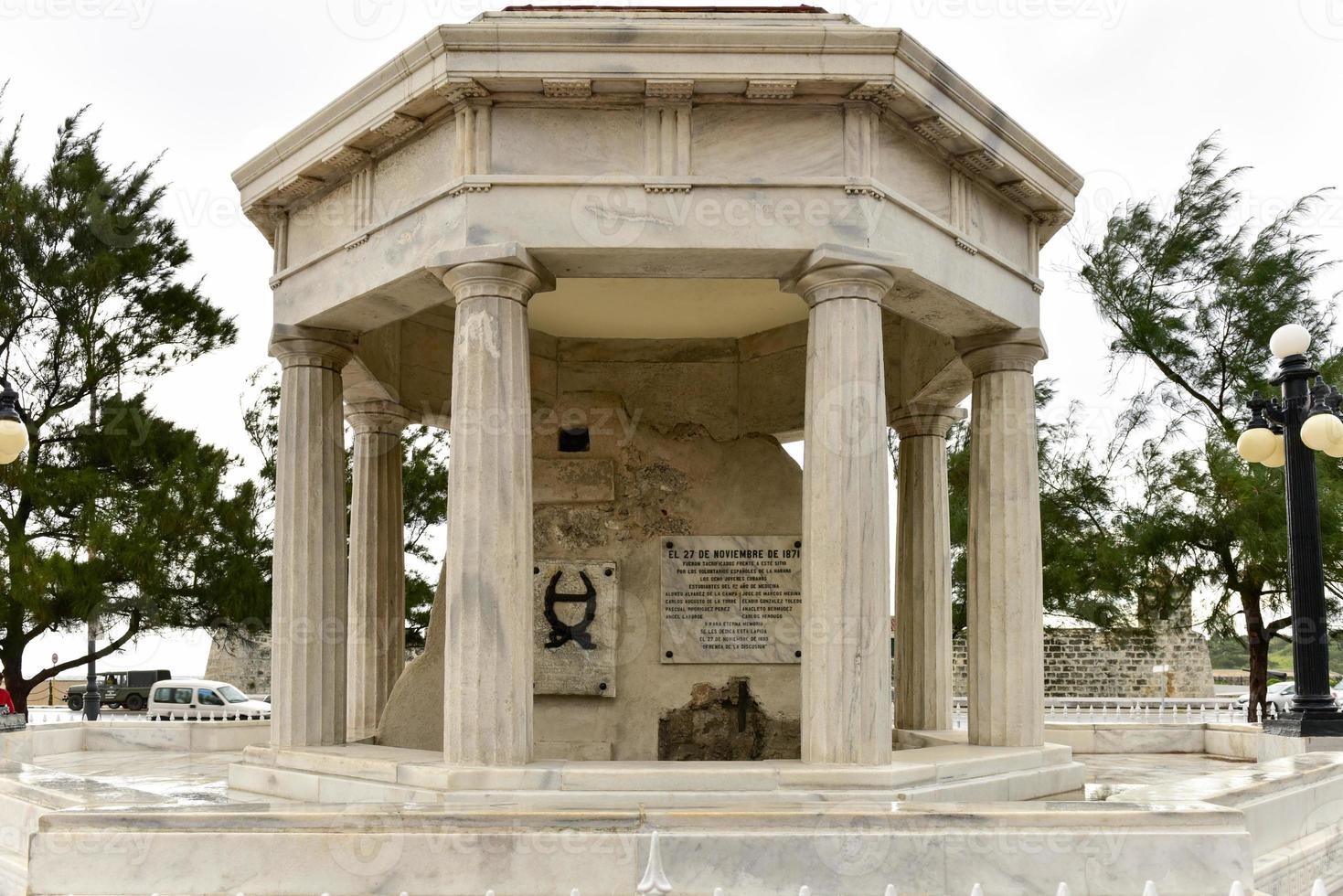 memorial a los ocho estudiantes de medicina que fueron ejecutados por las autoridades españolas en la habana, cuba en 1871. foto