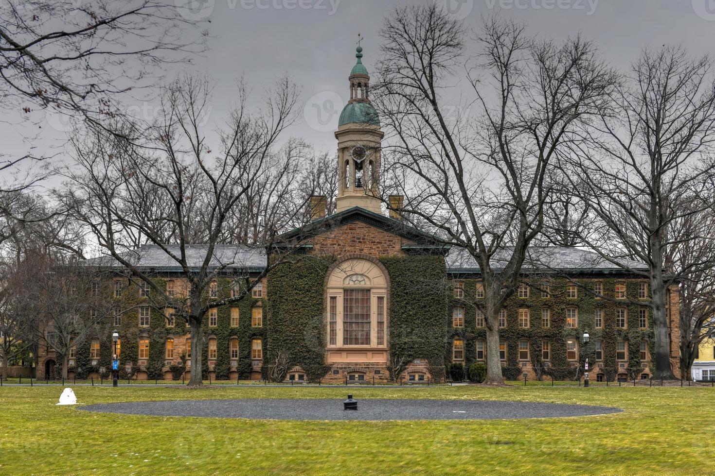 nassau hall, un hito nacional en la universidad de princeton. nassau hall es el edificio más antiguo de la universidad de princeton en princeton, condado de mercer, nueva jersey, estados unidos. foto