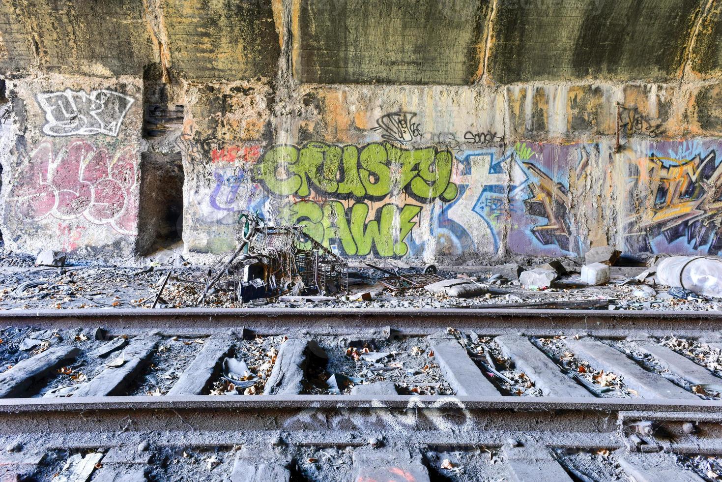 vías de tren que atraviesan los arcos de bergen de la ciudad de jersey, nueva jersey. foto