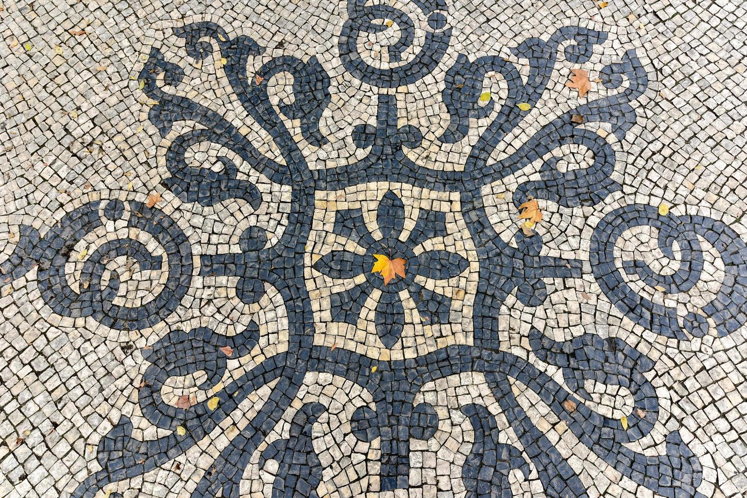 acera de mosaico a lo largo de la avenida da liberdade en lisboa, portugal. foto