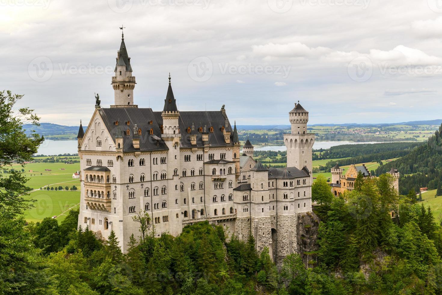 el mundialmente famoso castillo de neuschwanstein, el palacio del renacimiento románico del siglo XIX construido para el rey ludwig ii en un acantilado escarpado cerca de fussen, suroeste de baviera, alemania foto