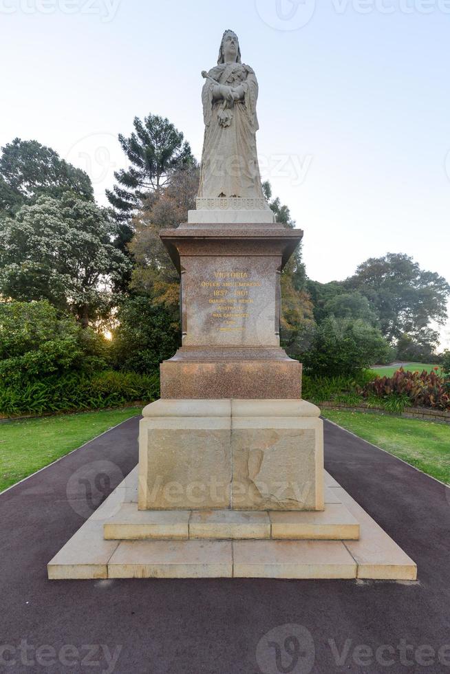 Queen Victoria Statue photo