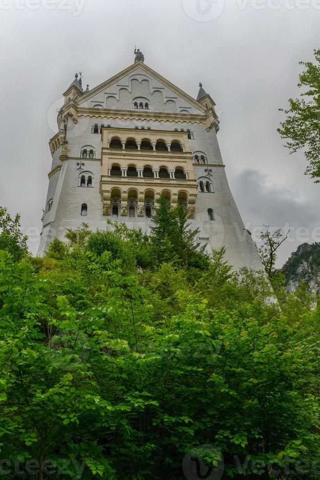 el mundialmente famoso castillo de neuschwanstein, el palacio del renacimiento románico del siglo XIX construido para el rey ludwig ii en un acantilado escarpado cerca de fussen, suroeste de baviera, alemania foto