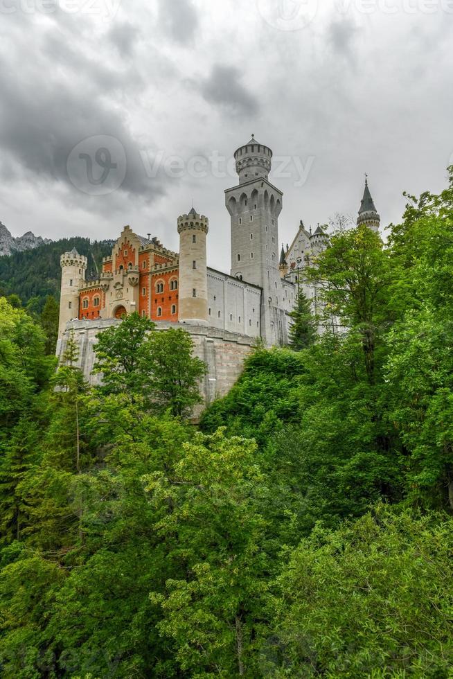 el mundialmente famoso castillo de neuschwanstein, el palacio del renacimiento románico del siglo XIX construido para el rey ludwig ii en un acantilado escarpado cerca de fussen, suroeste de baviera, alemania foto