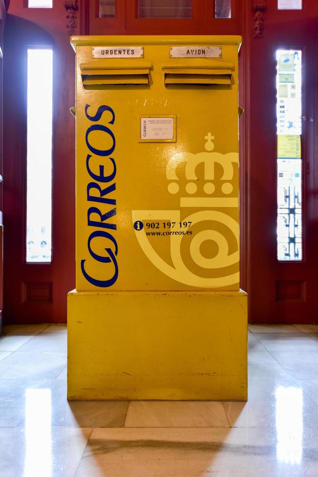 barcelona, españa - 29 de noviembre de 2016 - buzón en el edificio de correos y telégrafos en barcelona, cataluña, españa foto