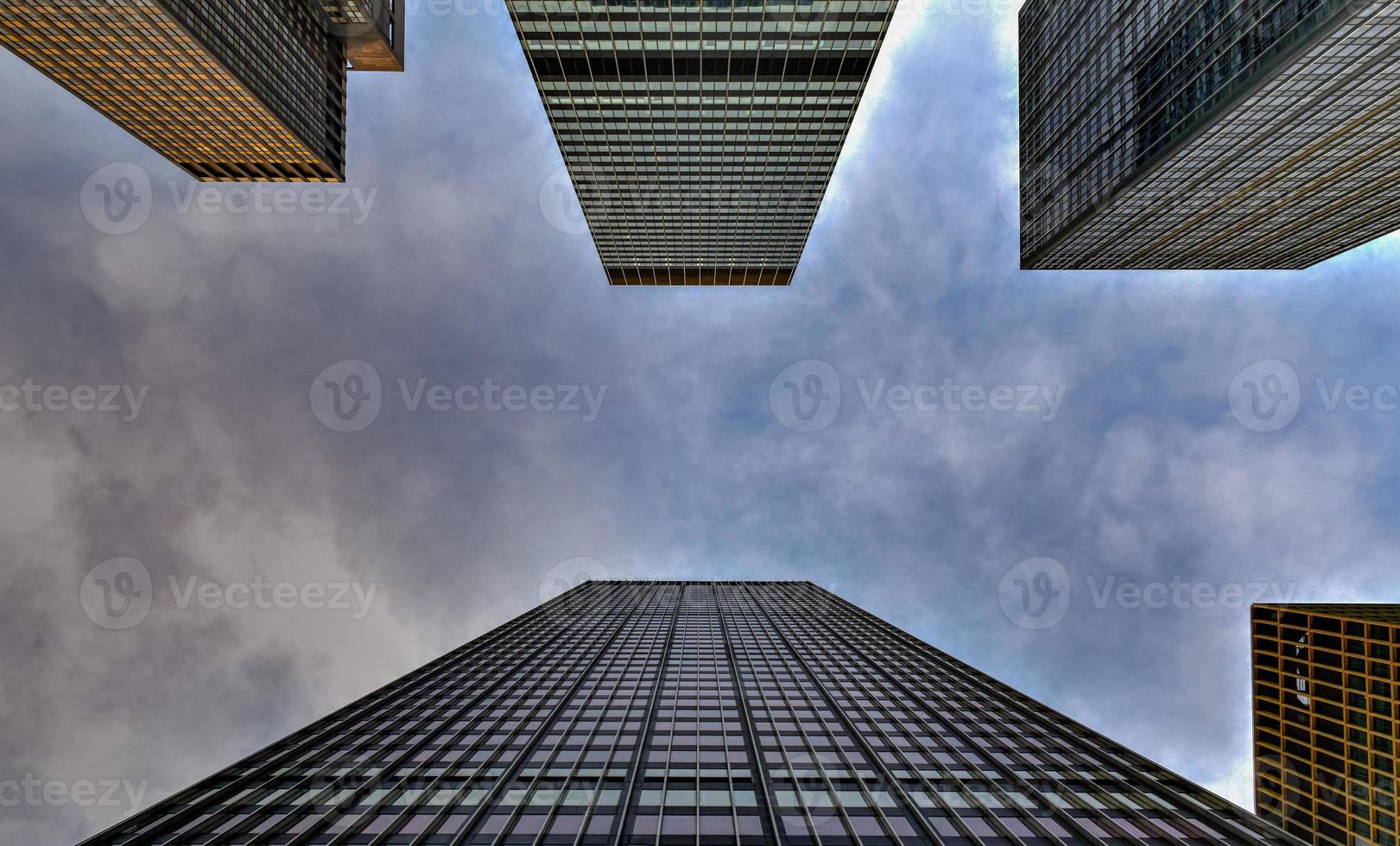 vista vertical de los rascacielos de park avenue en midtown manhattan, ciudad de nueva york foto