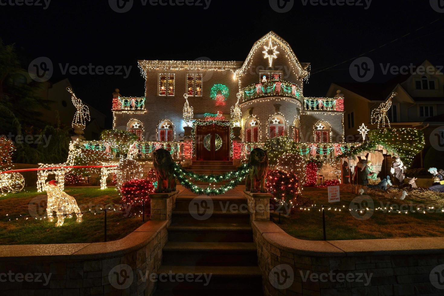 adornos navideños en la noche foto