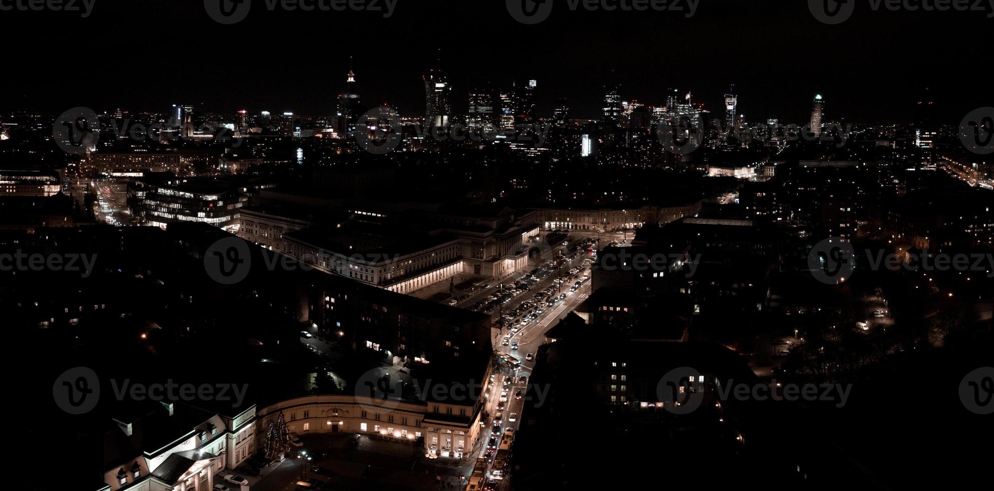 vista aérea nocturna del centro de la ciudad de varsovia, polonia. foto