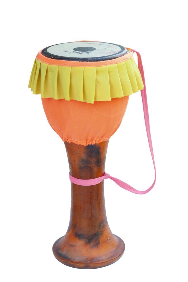 El tambor largo tailandés es un instrumento que causa ritmo y diversión aislado en el fondo blanco, incluido el camino de recorte. foto