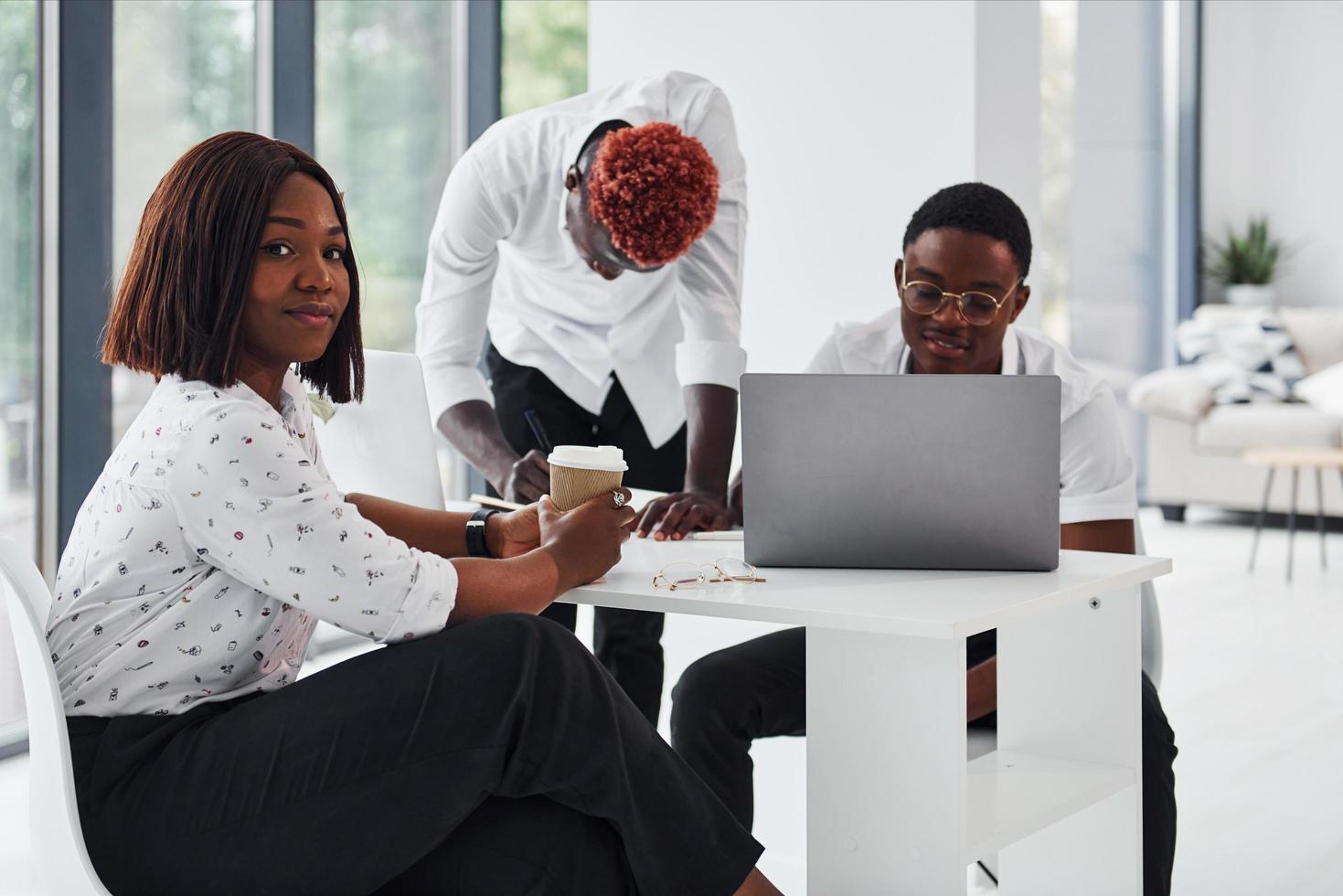 pensando juntos. grupo de empresarios afroamericanos que trabajan juntos en la oficina foto