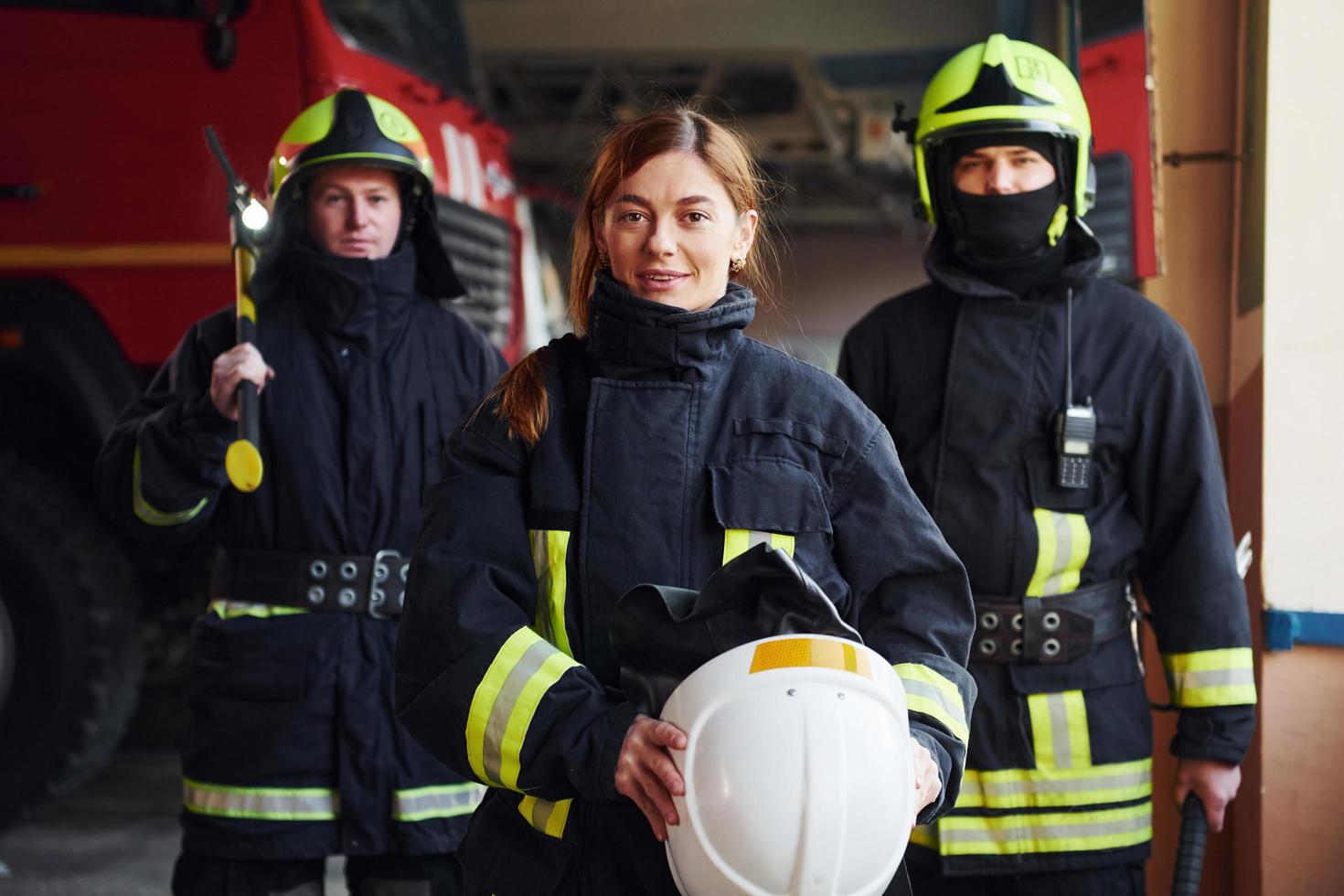grupo de bomberos con uniforme protector que está en la estación foto