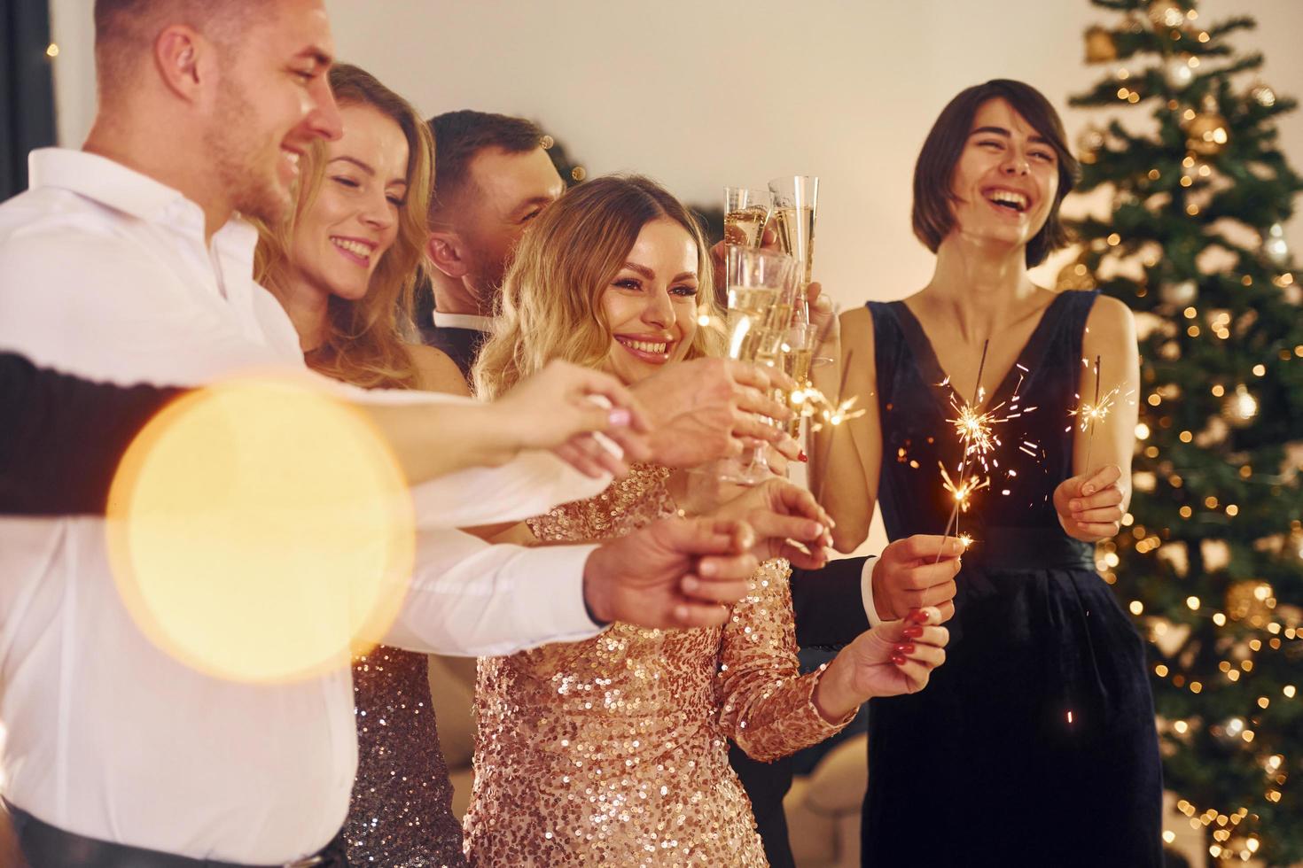 fiesta de Año Nuevo. grupo de personas juntas en el interior foto