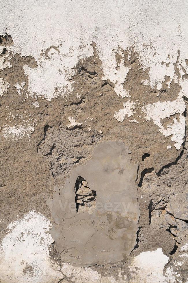 pelado de la pared blanca envejecida foto