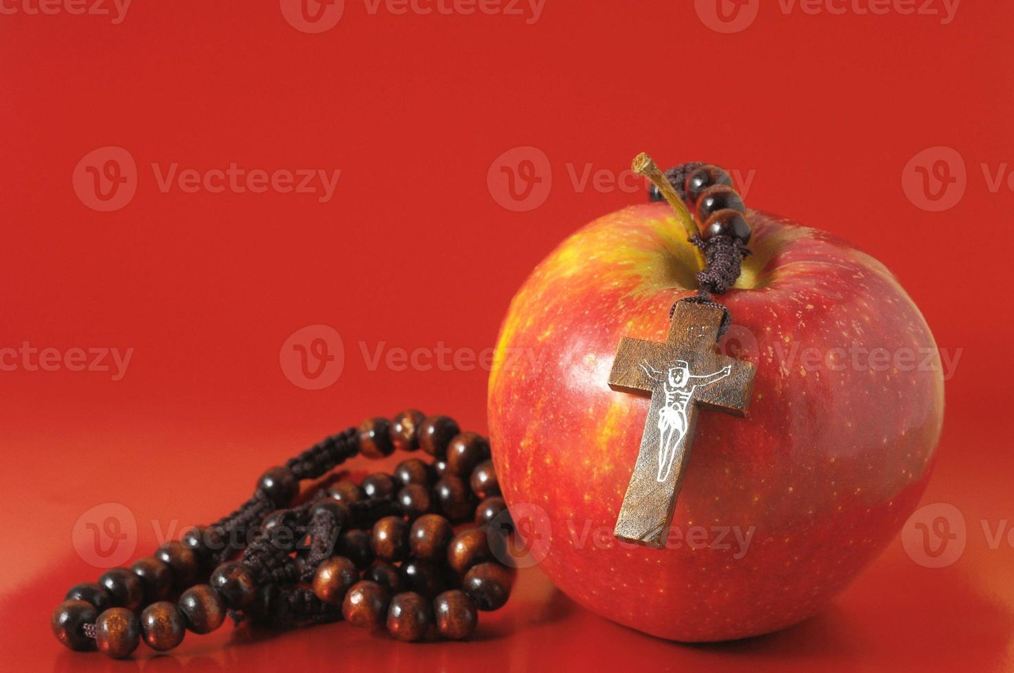 biblia el pecado de eva manzana roja foto