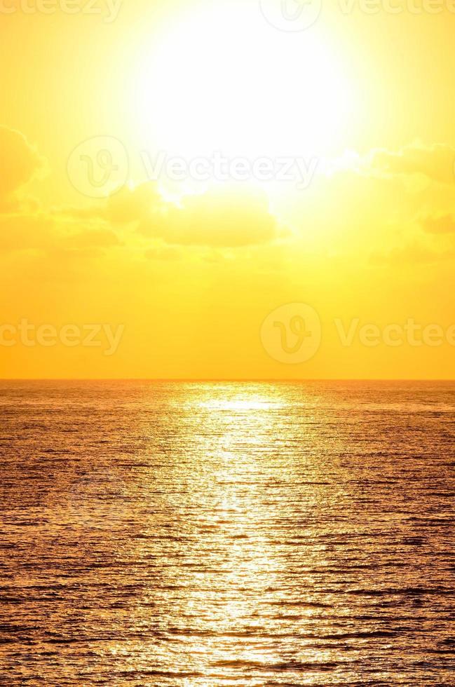 vista al mar durante la puesta de sol foto