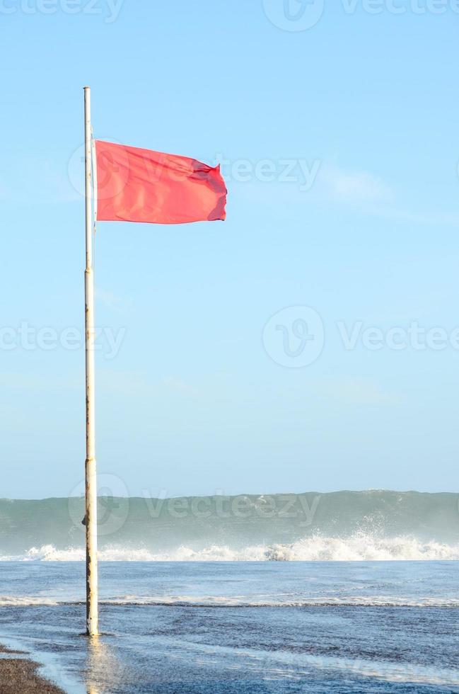 bandera roja en la playa foto