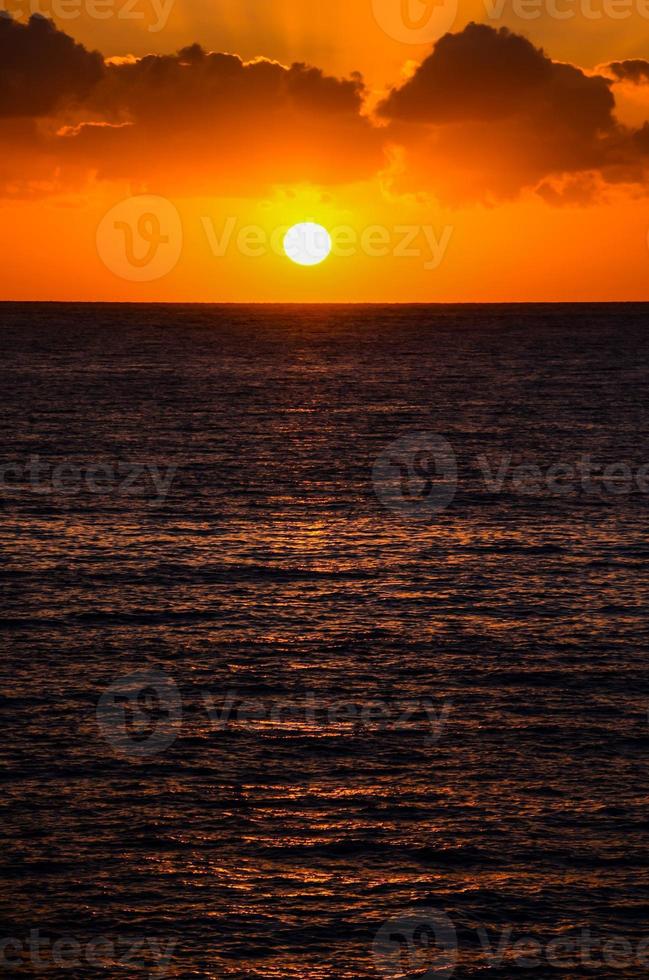 vista del cielo sobre la puesta de sol foto