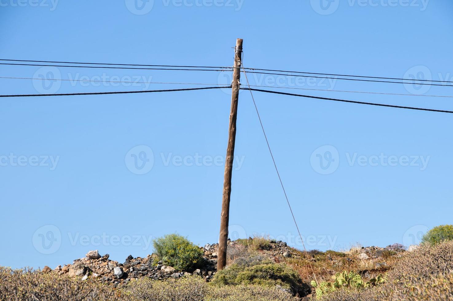 antiguo poste eléctrico de madera foto