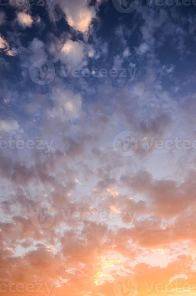 vista del cielo sobre la puesta de sol foto