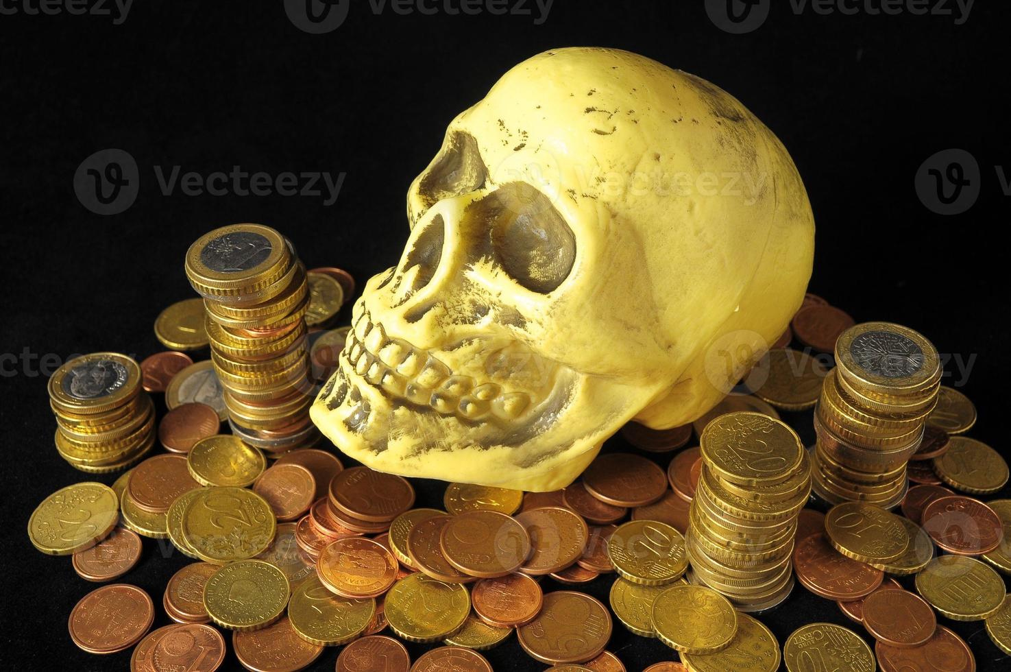 muerte y dinero concepto cráneo y moneda foto