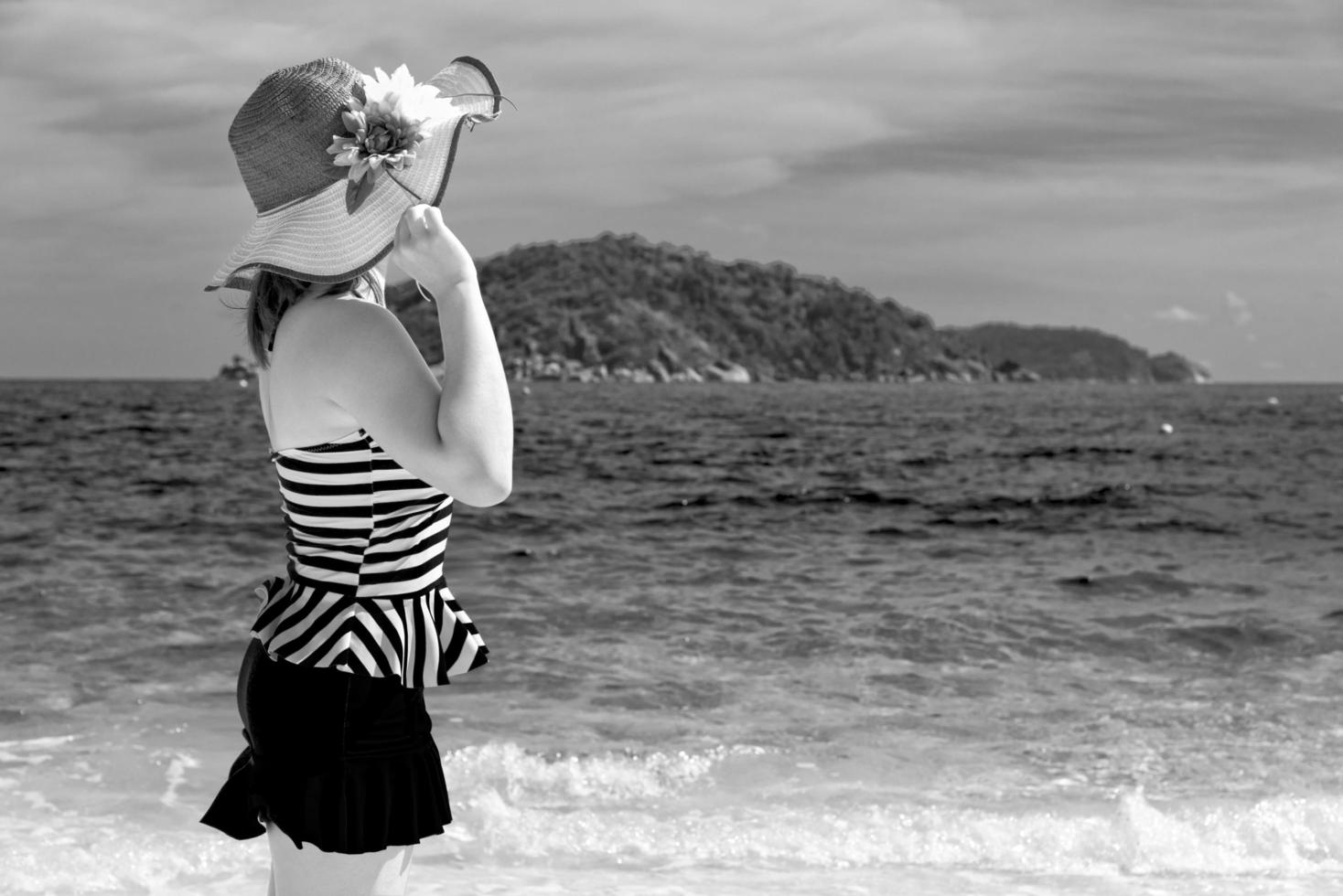 chica en blanco y negro en la playa en tailandia foto