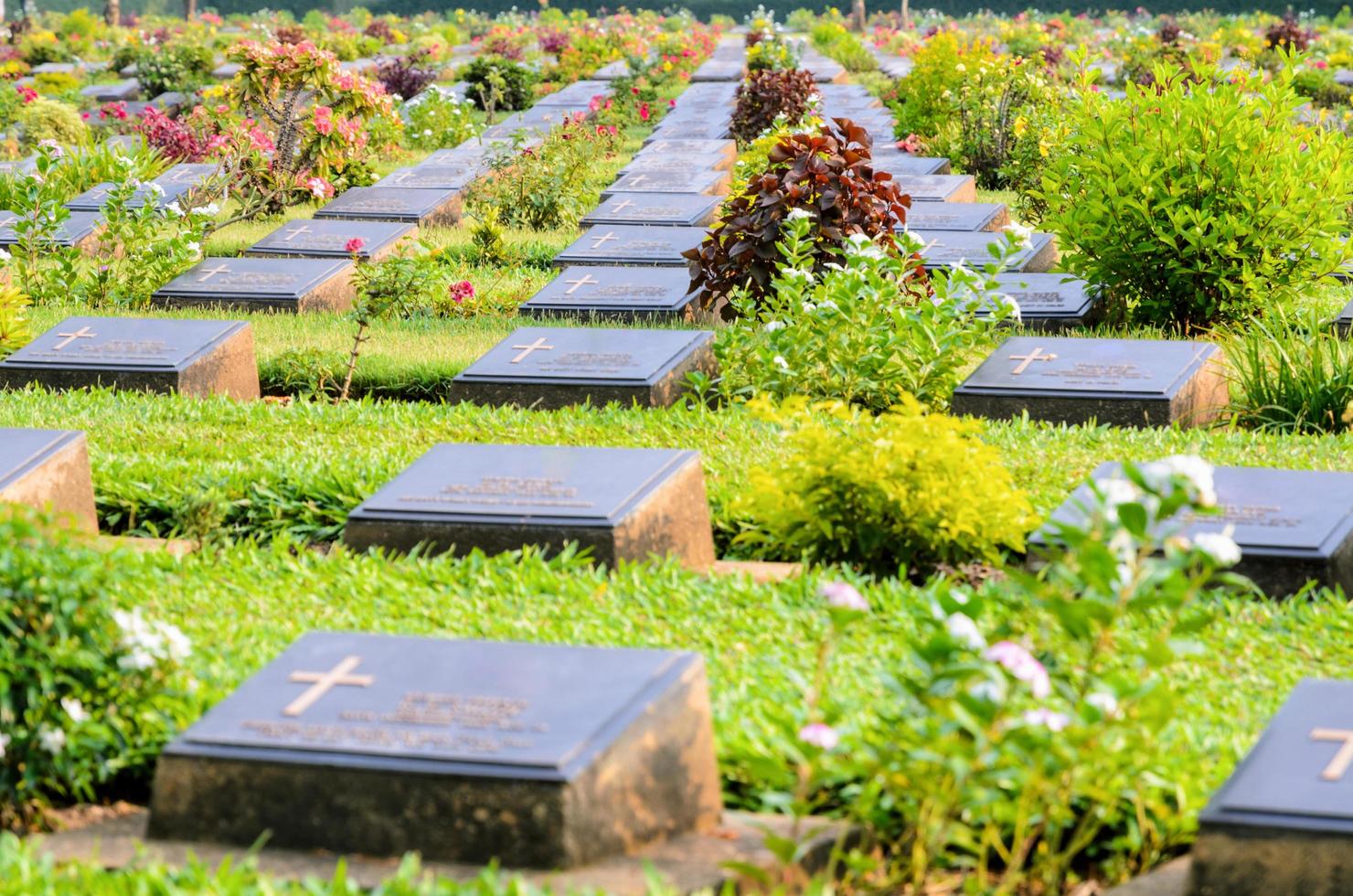 cementerio de guerra de kanchanaburi en don rak foto