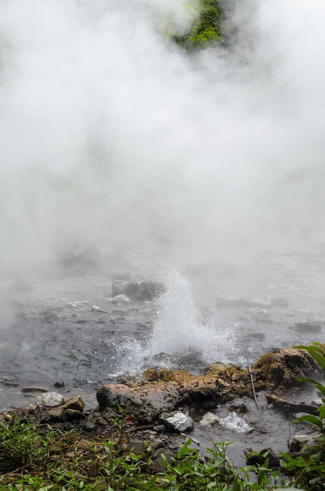 manantial de agua naturalmente caliente foto