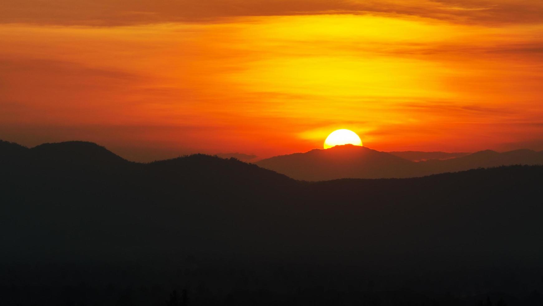 puesta de sol sobre la cordillera foto