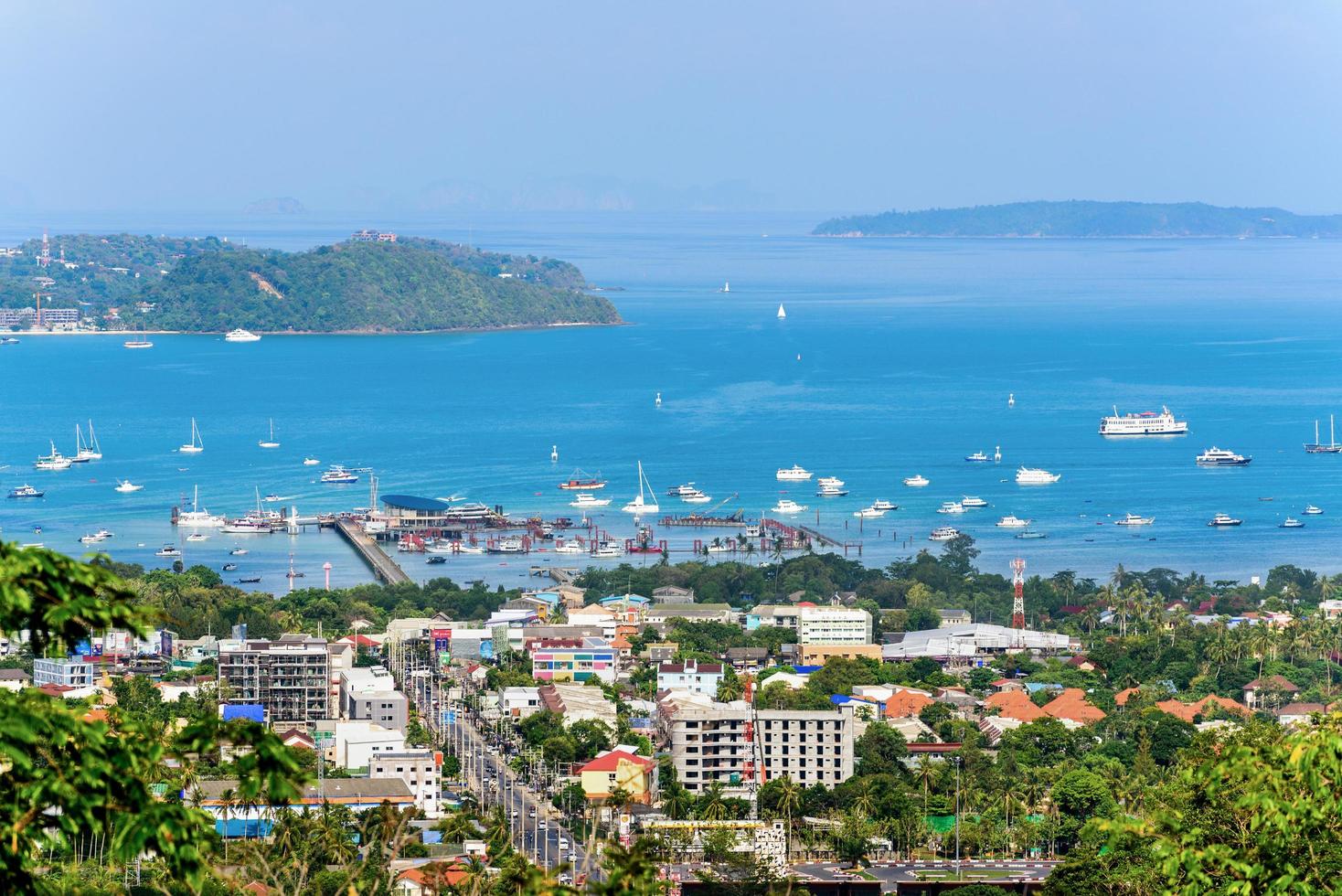 vista de ángulo alto muelle viaje en barco foto