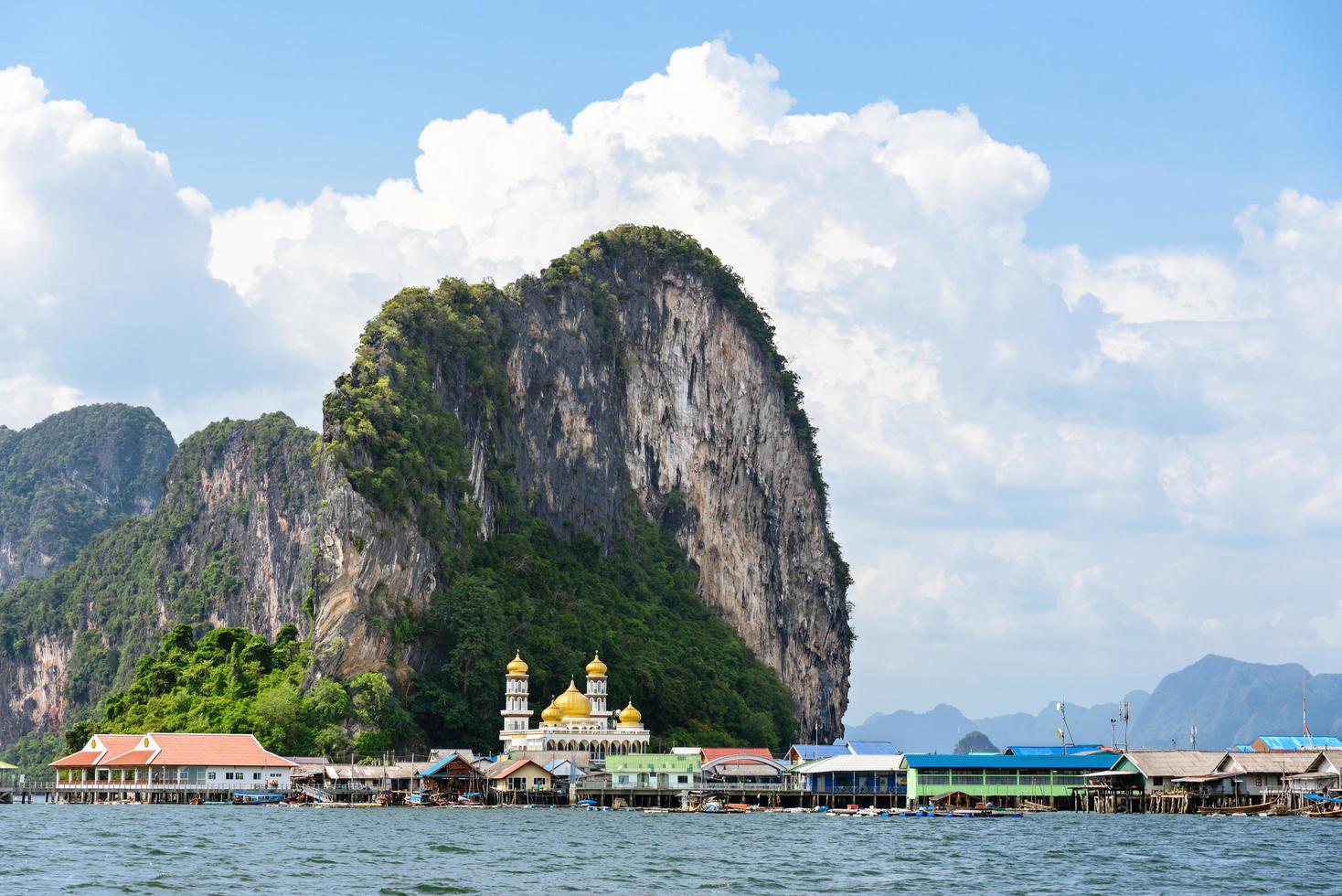 isla de koh panyee o punyi en verano foto