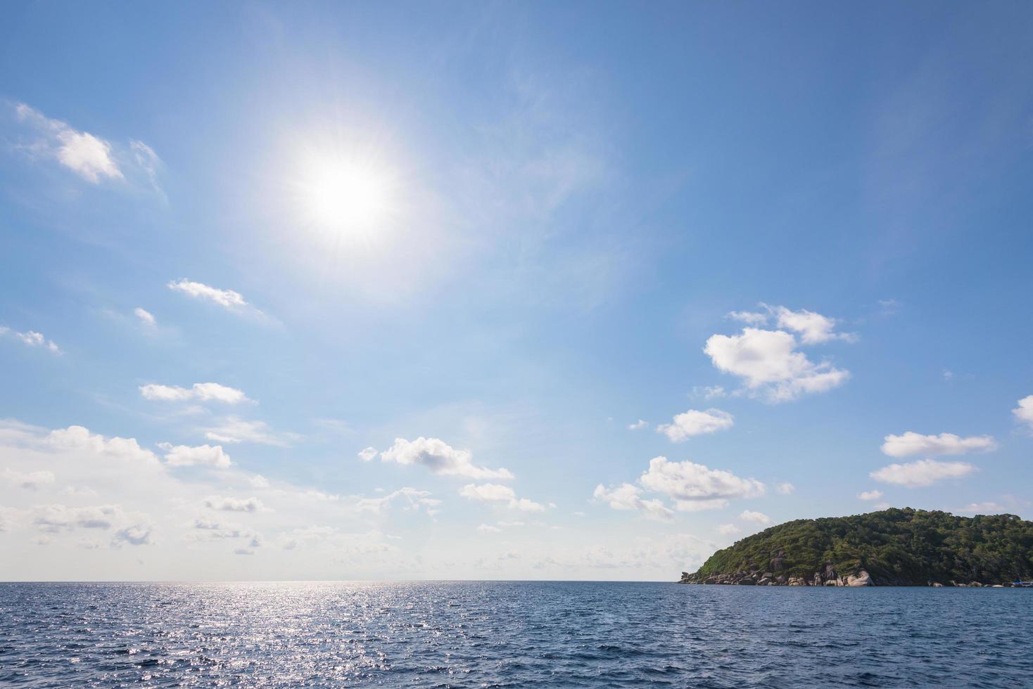 cielo azul y mar en verano tailandia foto