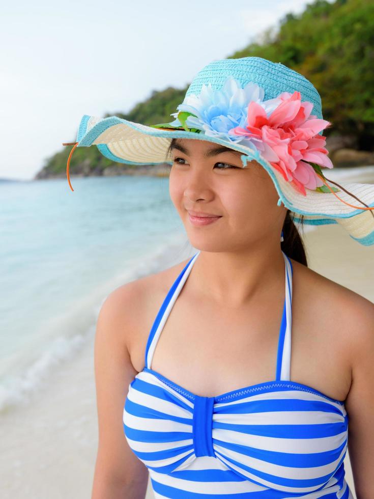 Chica en la playa en la isla similares, Tailandia foto