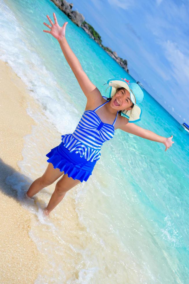 mujer hermosa en la playa en tailandia foto