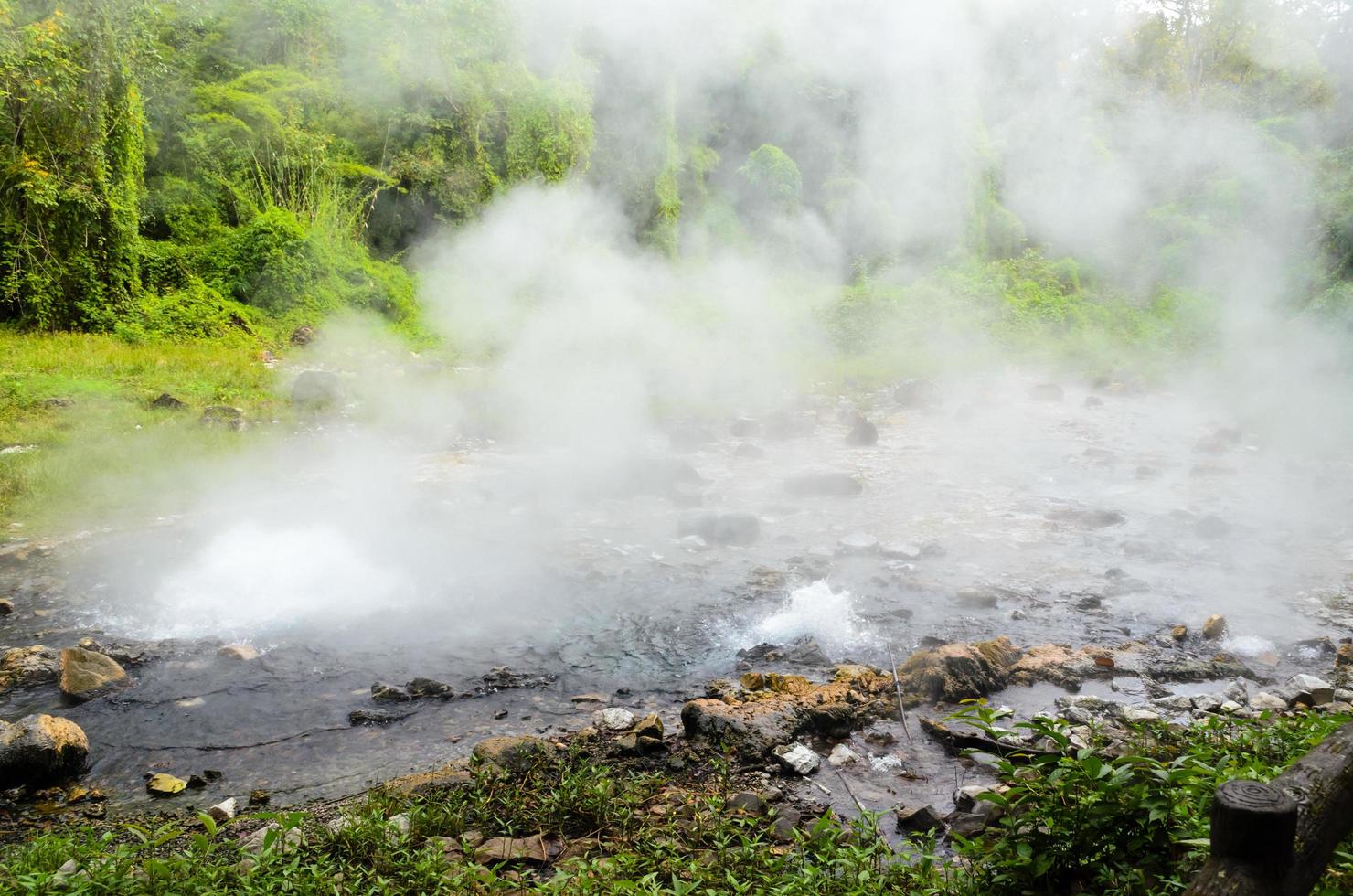 manantial de agua naturalmente caliente foto