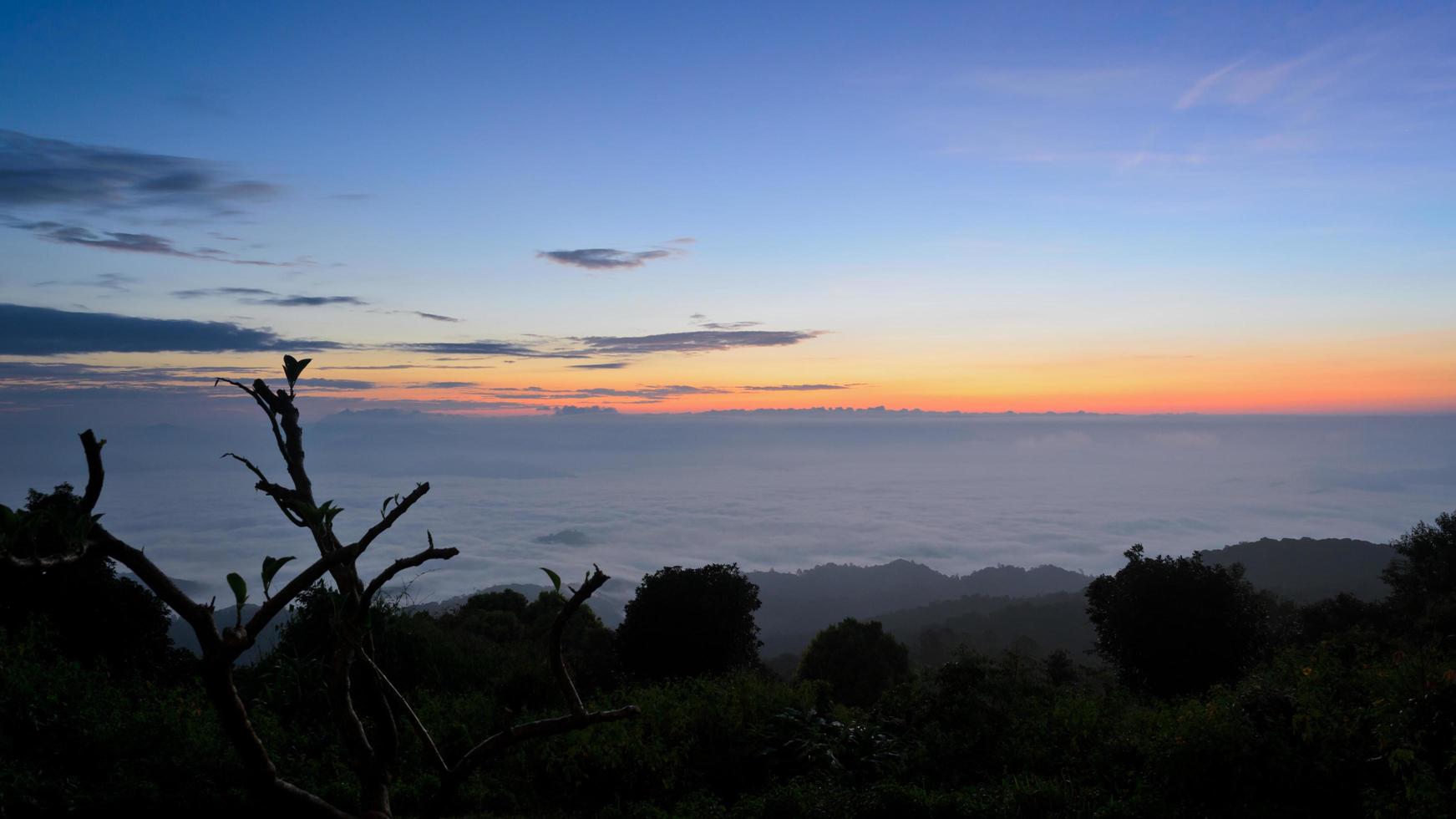 paisaje mar de niebla en la vista del amanecer desde la alta montaña foto