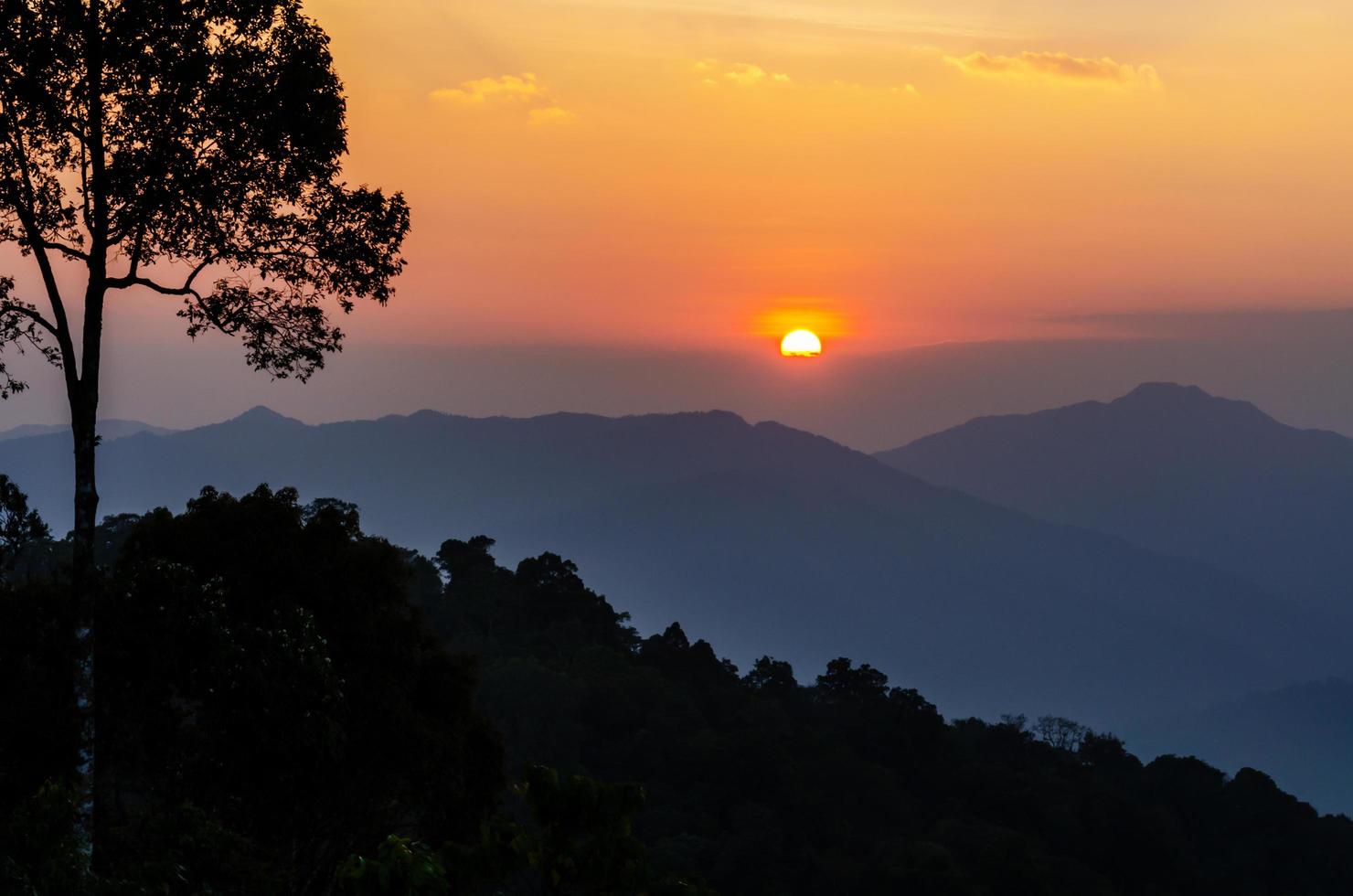 vista de ángulo alto hermosa puesta de sol foto