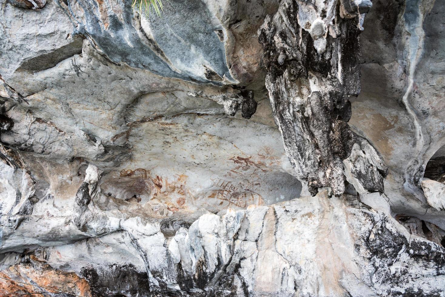 pinturas antiguas en las paredes de las cuevas foto