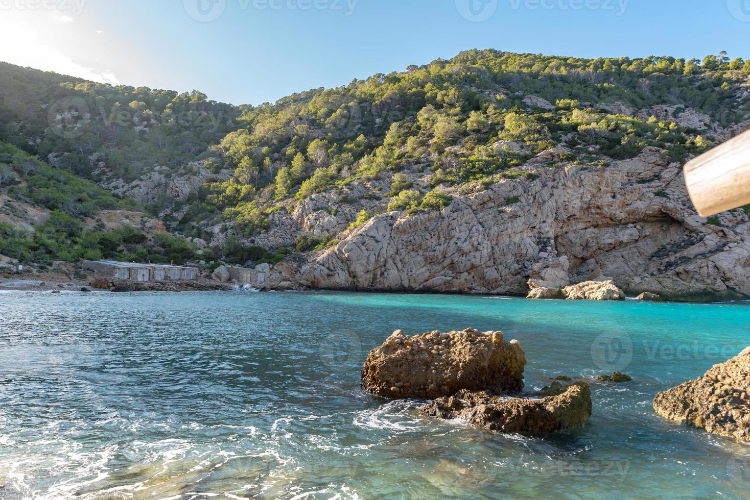 aguas turquesas en es portitxol, ibiza, españa. cala escondida en la isla de ibiza, en sant joan de labritja. foto