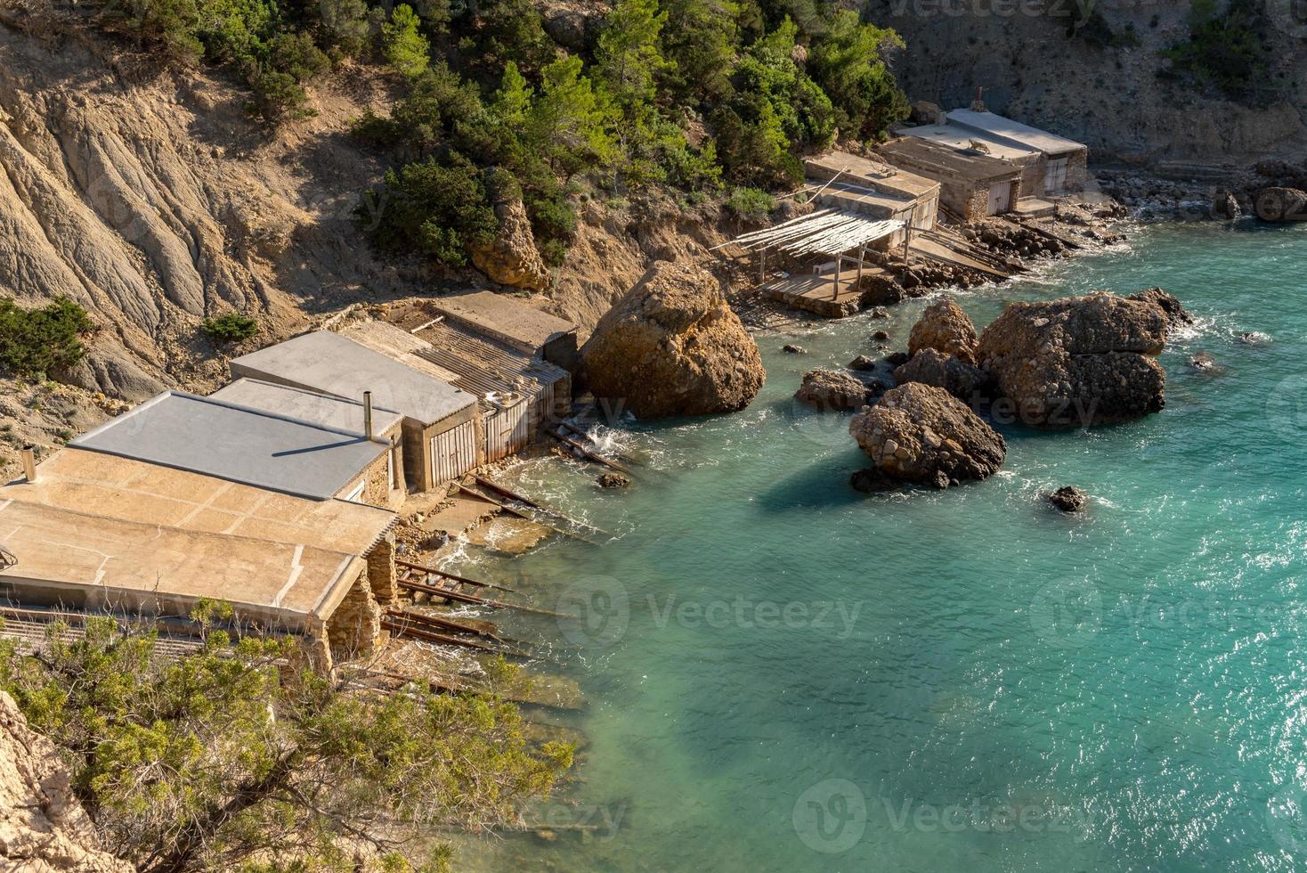 aguas turquesas en es portitxol, ibiza, españa. cala escondida en la isla de ibiza, en sant joan de labritja. foto