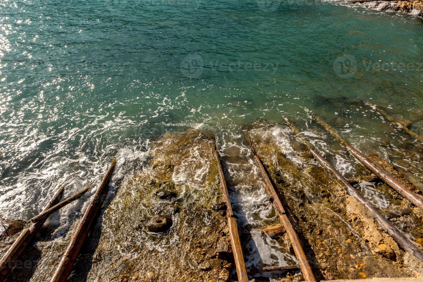 aguas turquesas en es portitxol, ibiza, españa. cala escondida en la isla de ibiza, en sant joan de labritja. foto