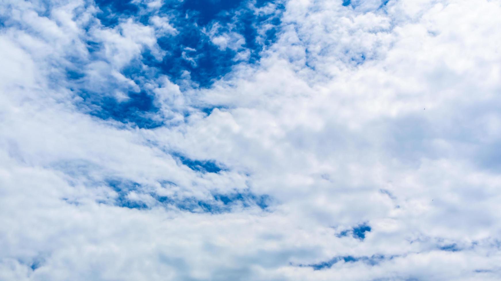 cielo nublado azul como fondo foto