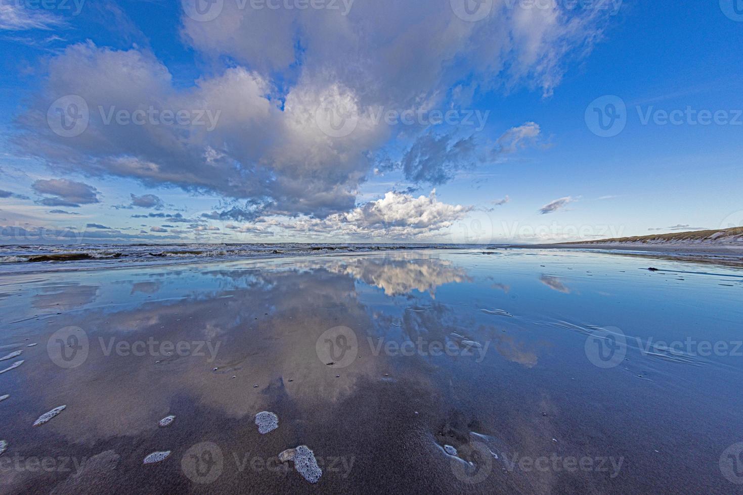 imagen invernal de una playa del mar del norte cerca de vejers en dinamarca foto